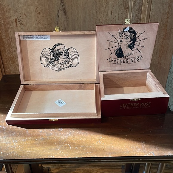 Fat bottom, Betty and leather rose, matching tobacco boxes - Picture 2 of 3